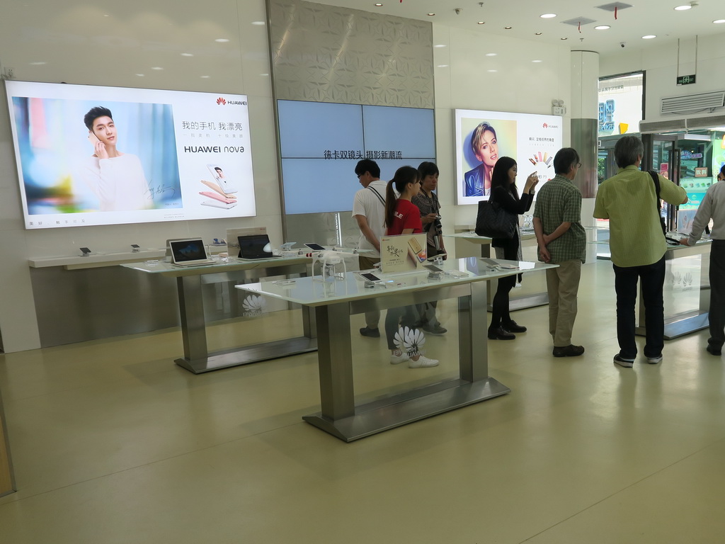 店内は明るく、多くの製品を手に取って、試すことができる
