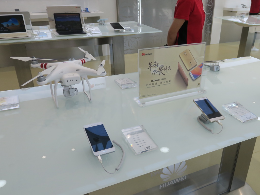 スマートフォンだけでなく、ドローンも展示されている