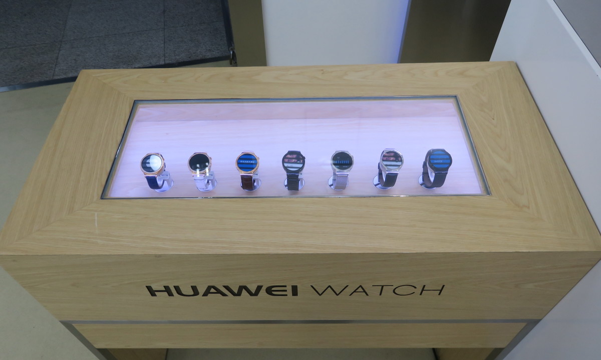 HUAWEI Watchもショーケースに入れられて、展示されている。もちろん、その場で購入することが可能だ