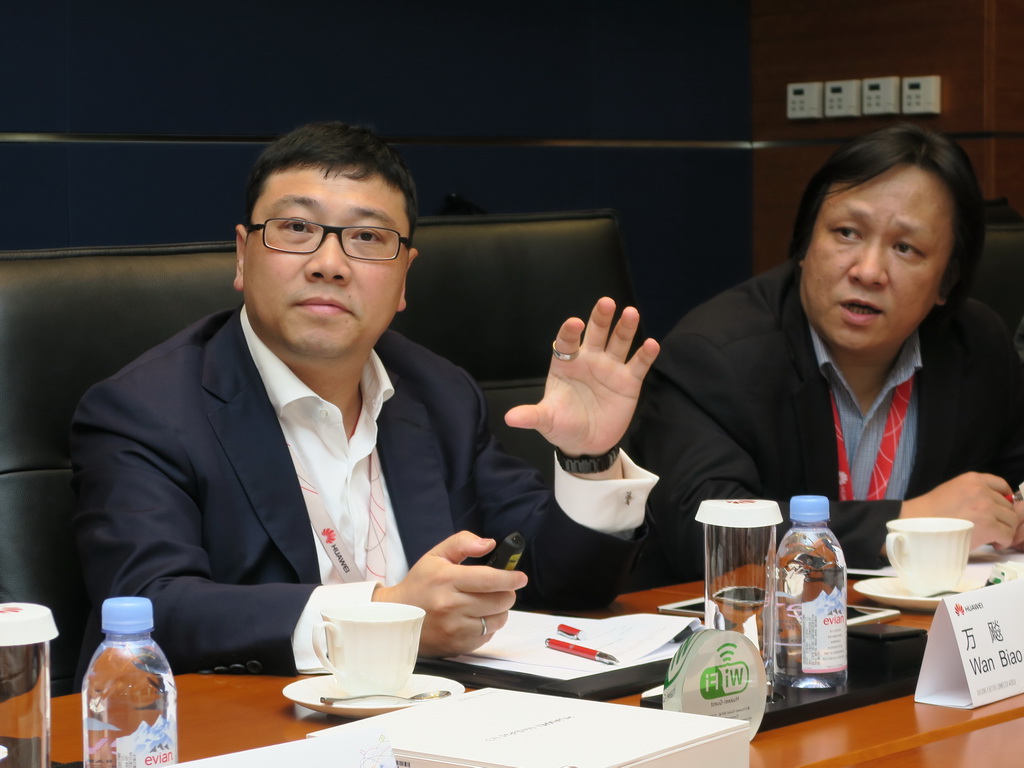 熱心に説明するMobile Broadband and Home Device Business CBG PresidentのWan Biao氏（左）