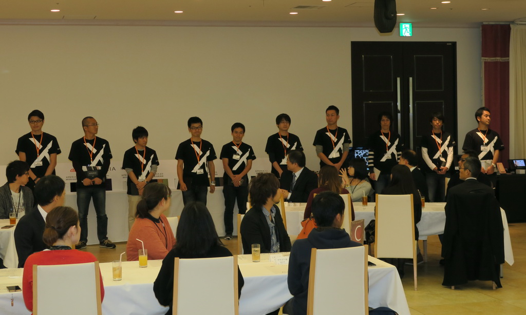 Xperiaの開発技術者が紹介された。カメラやディスプレイなど、さまざまな担当の技術者たち10名が勢揃い