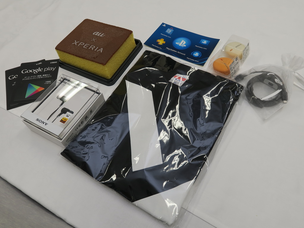 参加者にはTシャツやSmartBand、カステラ、GooglePlayのクーポンなどがプレゼントとして配布された。中央のイヤホンは参加者で争奪戦がくり広げられたという