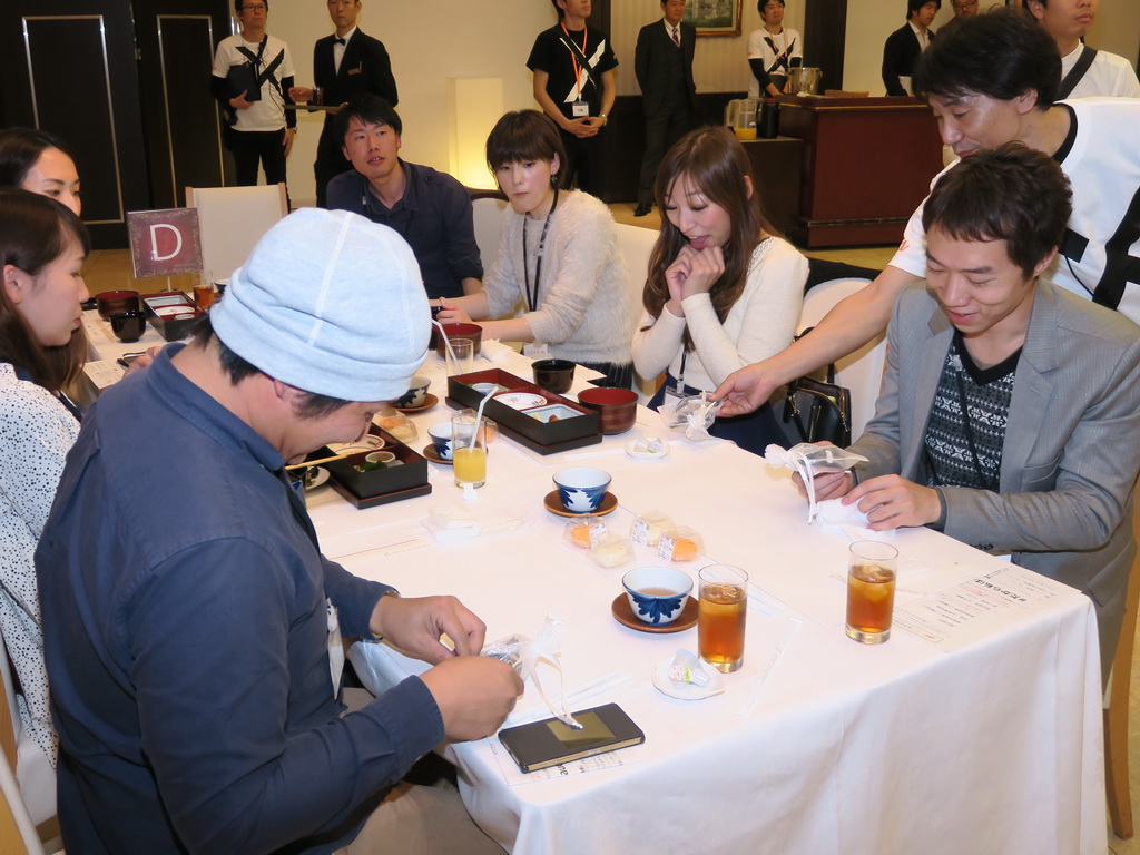 サプライズ企画として、参加者全員にソニーのウェアラブルデバイス「SmartBand」と交換用革バンドがプレゼントされた