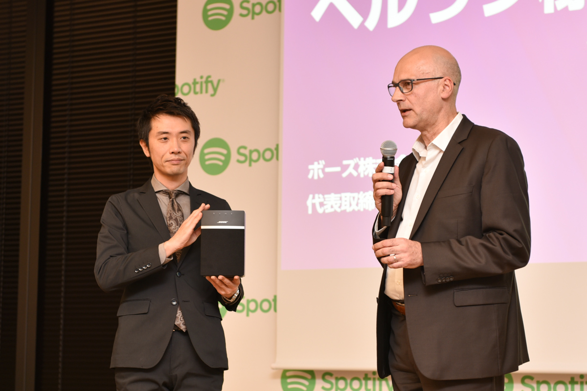 ボーズ 代表取締役社長のピエール・ペルラン氏（左）