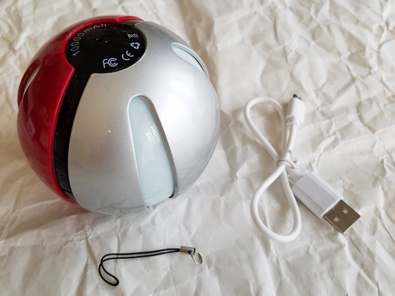 マジックボールはストラップとmicroUSBケーブルが付属する