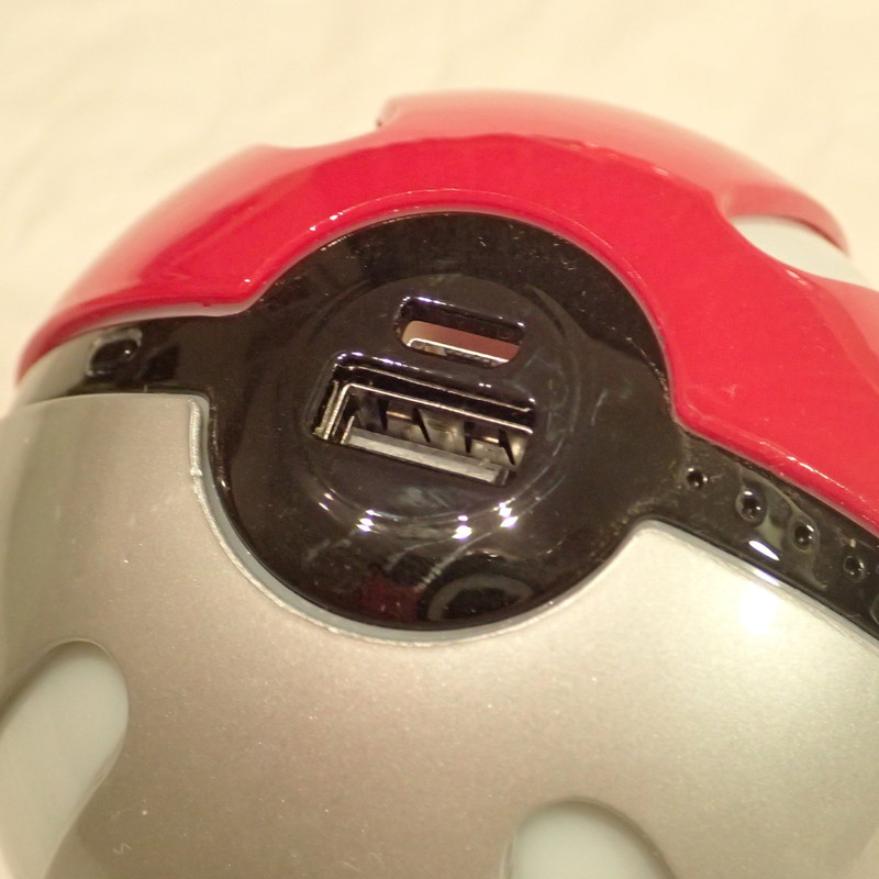 本体充電用とスマホへの給電用の大小USBポート。左の小さな角丸ボタンはバッテリー残量を知る時に押すボタン。残量は右側の小さな4つの穴に残量に応じたLEDが点灯