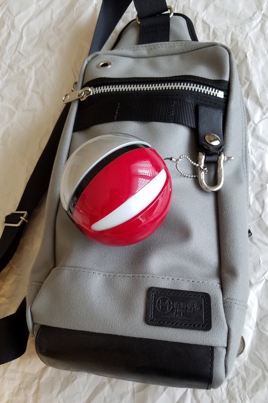 これを背中にしょって、チカチカするLEDクリスマスケーブルで手元のスマホに給電しながら夜の街を徘徊すれば完璧だ