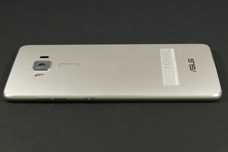 microSIMスロットと、排他仕様のnanoSIM/microSDスロットを搭載