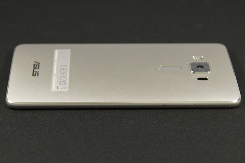 microSIMスロットと、排他仕様のnanoSIM/microSDスロットを搭載