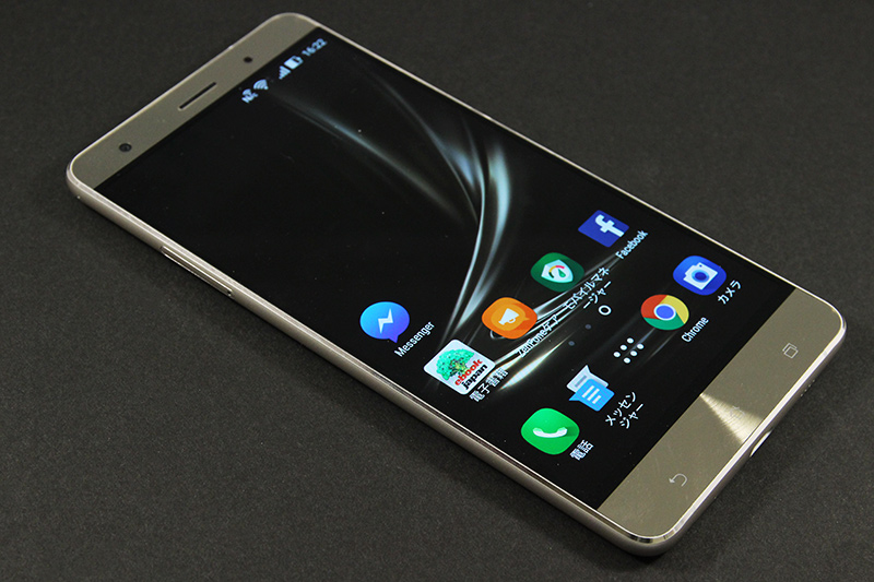 microSIMスロットと、排他仕様のnanoSIM/microSDスロットを搭載