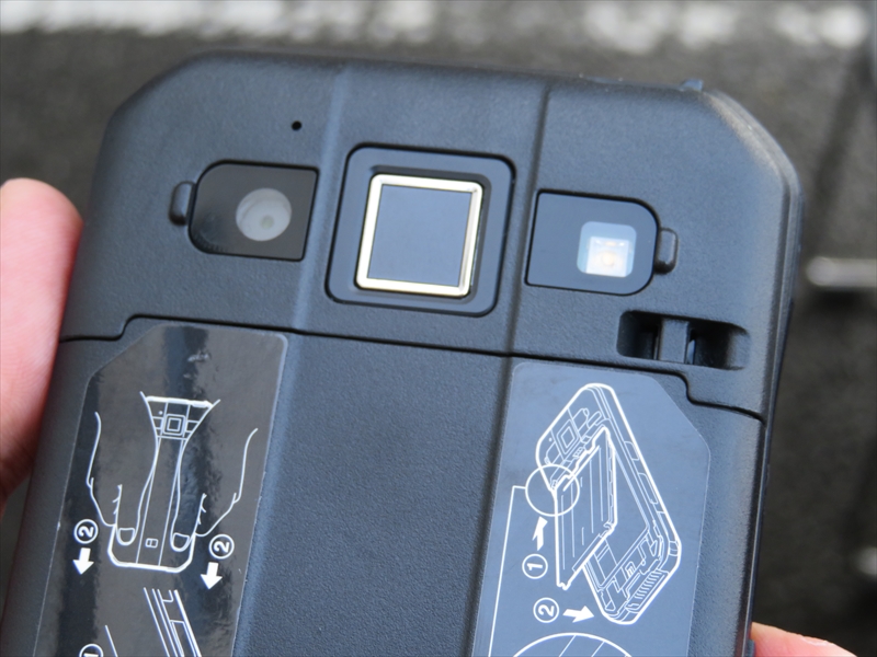 中央に指紋認証センサー、左に800万画素カメラ、右に高輝度フォトライトを装備する