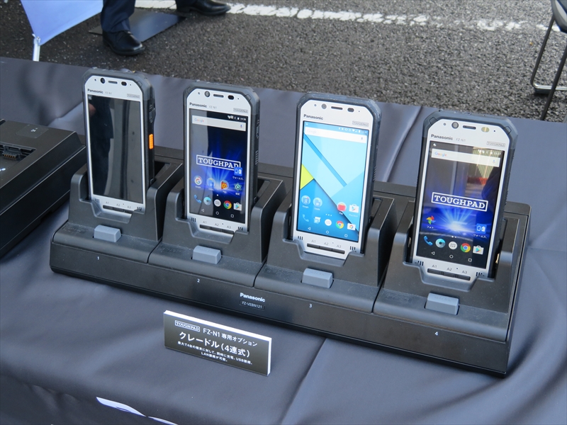 4台の端末を同時に充電できるクレードルも別売で用意される