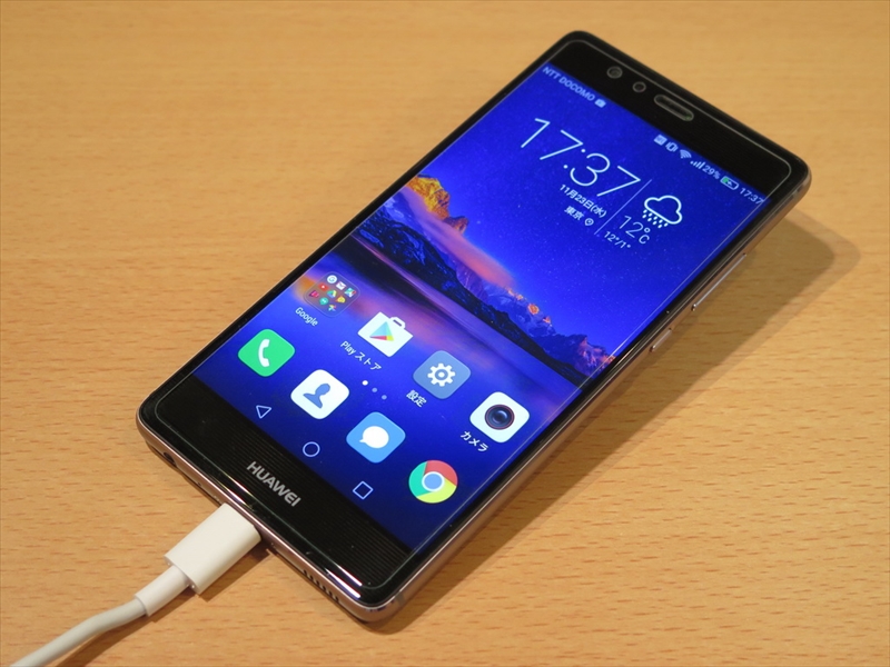 パッケージに同梱されている「USBケーブル（A to C）」で充電中