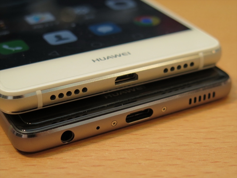 HUAWEI P9（下）のUSB Type-C外部接続端子は楕円形。上はHUAWEI P9 liteのmicroUSB外部接続端子