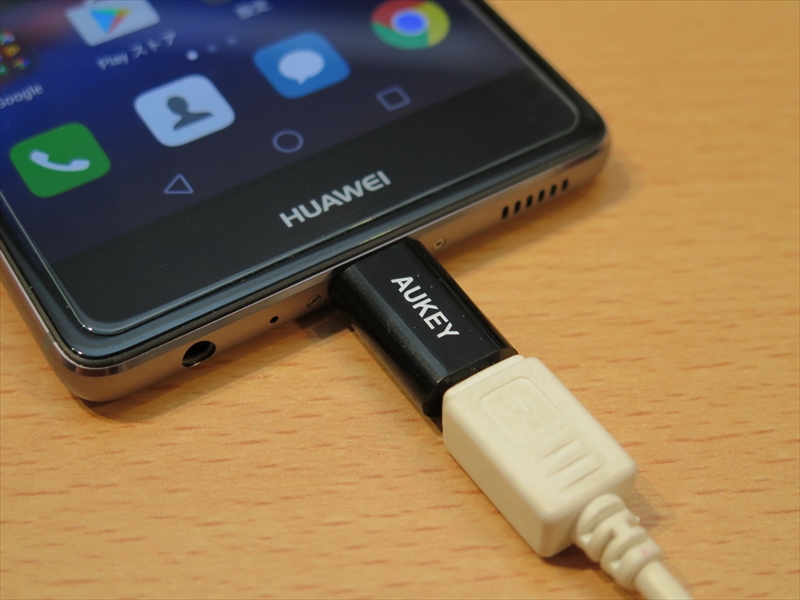 microUSBケーブルと接続すると、こんな感じ。コネクター部分が少し長くなるので、何かに引っかけて、折ったりしないように注意したいところ