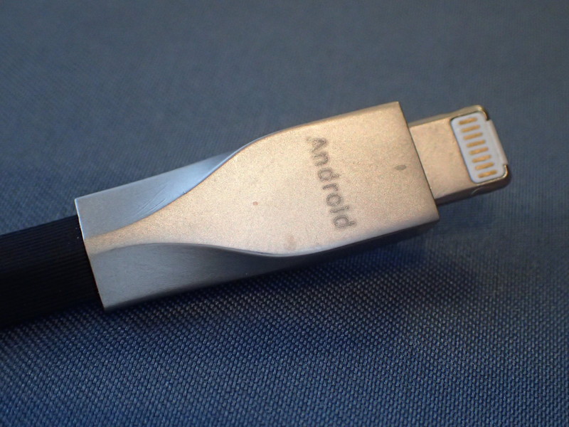 Androidスマホに充電する場合は、プラグ上の回路が見えているこの向きで