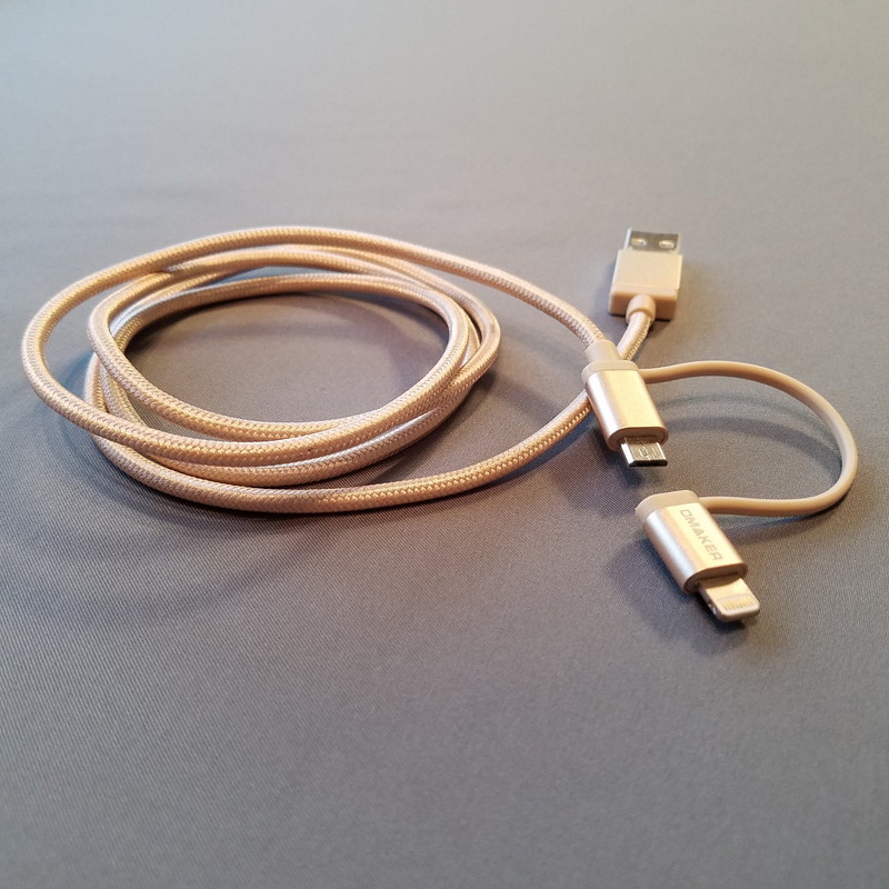 筆者命名の第1世代マルチケーブル。ダサいかどうかは個人差