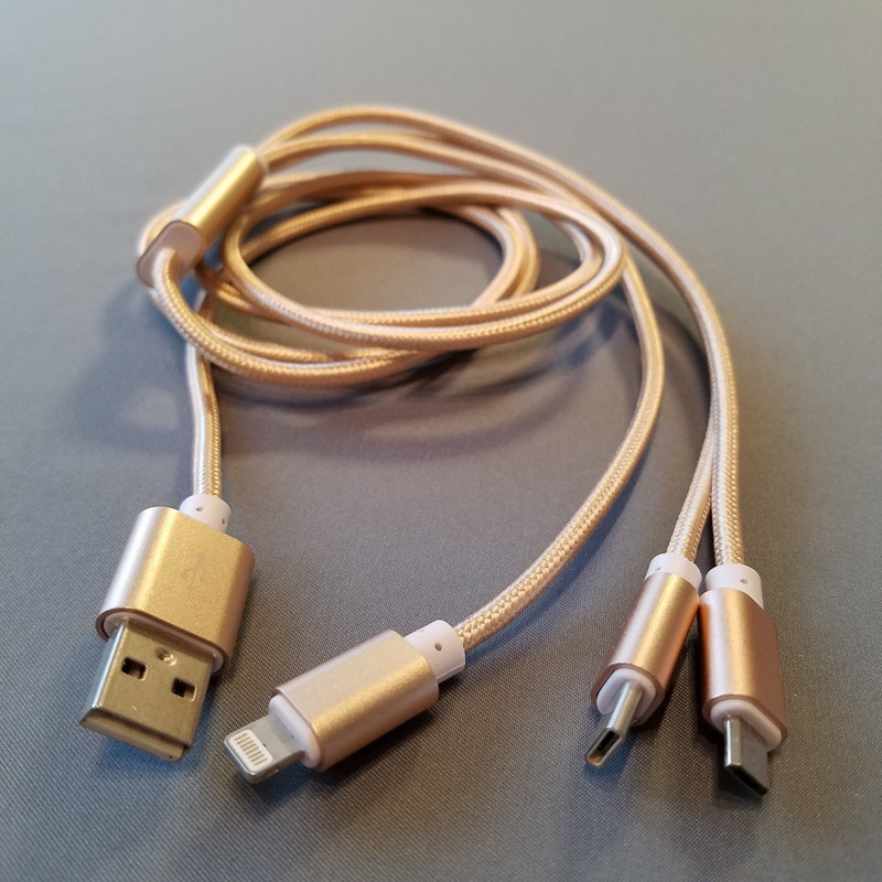 ケルベロス型の第2世代マルチケーブル（筆者命名）。他人の目が気になる人も居そう