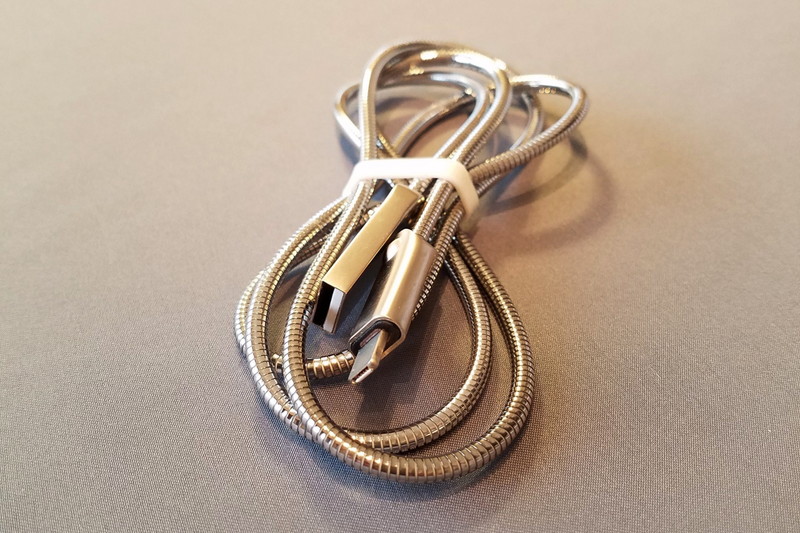 金属メッシュカバーの第3世代マルチケーブル、筆者のお気に入りだ