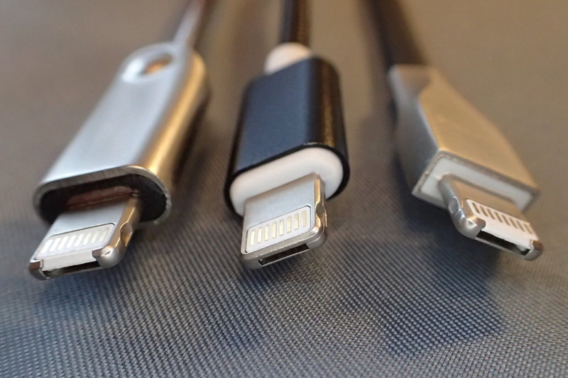 プラグの先は皆同じ穴空きLightningスタイル