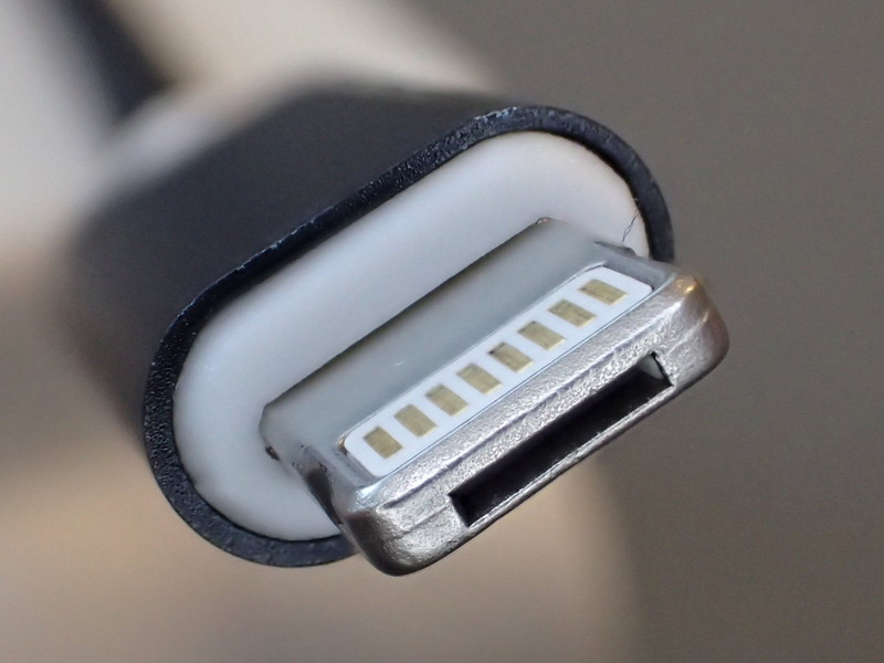 穴空きLightningプラグの拡大写真。プラグ面は2枚の貼り合わせに見える