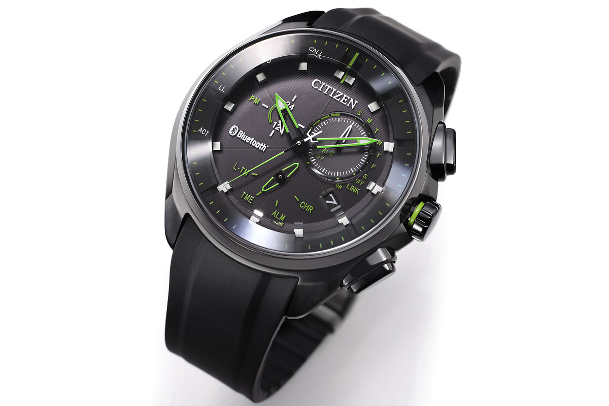 シチズンの「エコ・ドライブ Bluetooth （型番：BZ1025-02E）」。専用アプリによりスマートフォンなどと連係動作するスマートウォッチです。時刻などの表示は本格的なアナログタイプ。周囲の光により発電する「光発電エコ・ドライブ」搭載なので、電源に接続しての充電は不要です。メーカー価格は8万円（税別）、実質5万円台で予約受付をしているショップもあるようです。