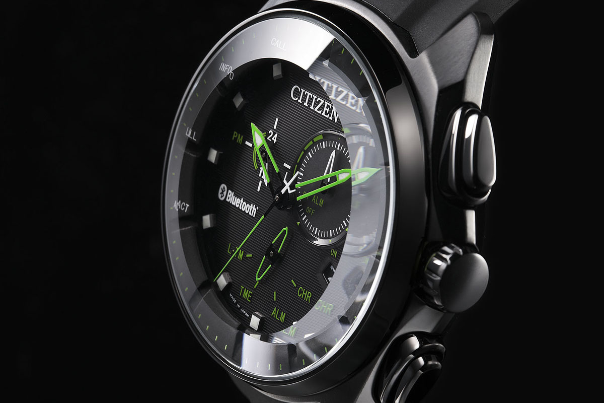 シチズンの「エコ・ドライブ Bluetooth （型番：BZ1025-02E）」。専用アプリによりスマートフォンなどと連係動作するスマートウォッチです。時刻などの表示は本格的なアナログタイプ。周囲の光により発電する「光発電エコ・ドライブ」搭載なので、電源に接続しての充電は不要です。メーカー価格は8万円（税別）、実質5万円台で予約受付をしているショップもあるようです。