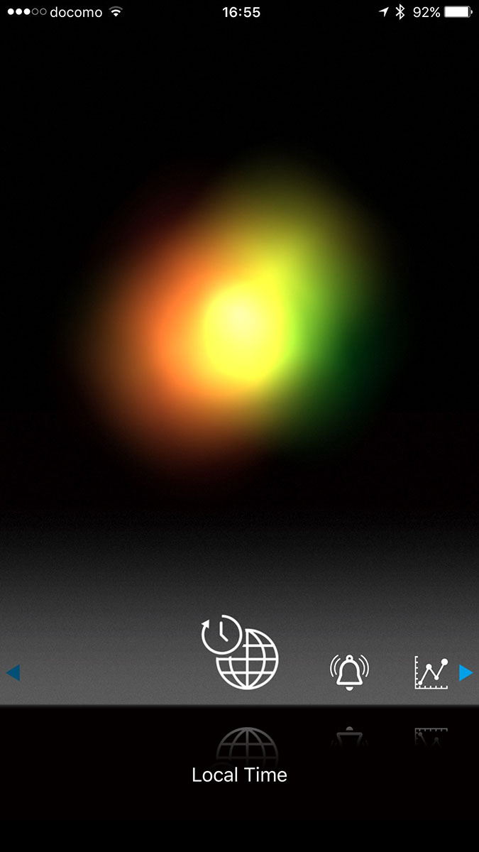 「エコ･ドライブ Bluetooth」アプリの表示例（iOS版）。トップ画面（左）では、腕時計の現在の発電量を抽象的なグラフィックの大きさと色で示します。中央はローカルタイムを設定している様子、右は腕時計に送る通知を選択している様子です。