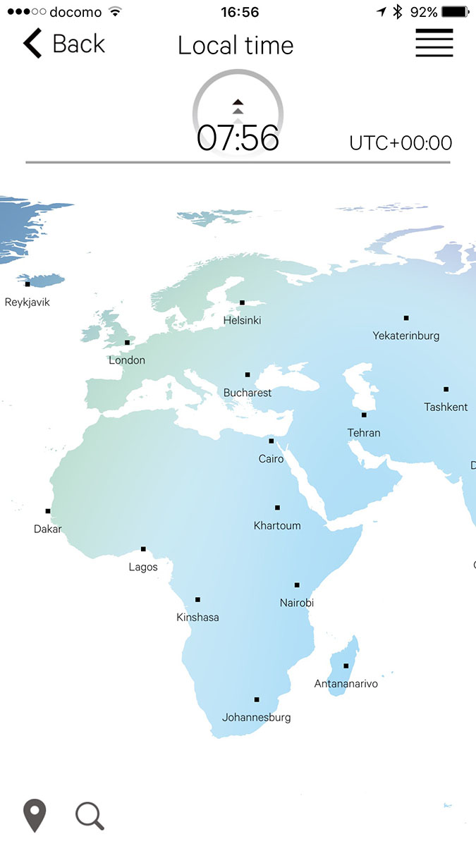 「エコ･ドライブ Bluetooth」アプリの表示例（iOS版）。トップ画面（左）では、腕時計の現在の発電量を抽象的なグラフィックの大きさと色で示します。中央はローカルタイムを設定している様子、右は腕時計に送る通知を選択している様子です。