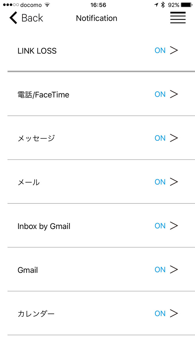 「エコ･ドライブ Bluetooth」アプリの表示例（iOS版）。トップ画面（左）では、腕時計の現在の発電量を抽象的なグラフィックの大きさと色で示します。中央はローカルタイムを設定している様子、右は腕時計に送る通知を選択している様子です。