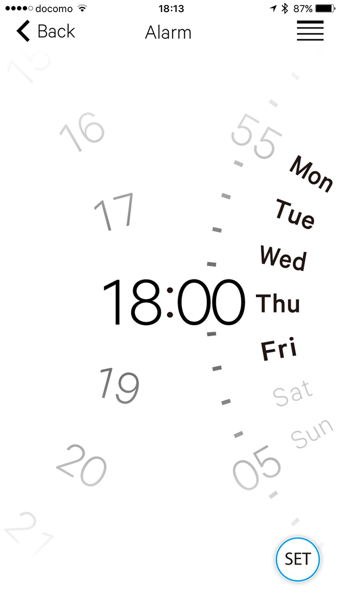 左はローカルタイムを設定している様子。目的地をタップするだけで設定できます。中央と右はアラーム設定の様子。設定しやすく、腕時計のアラーム機能を多用する人には便利と思われます。