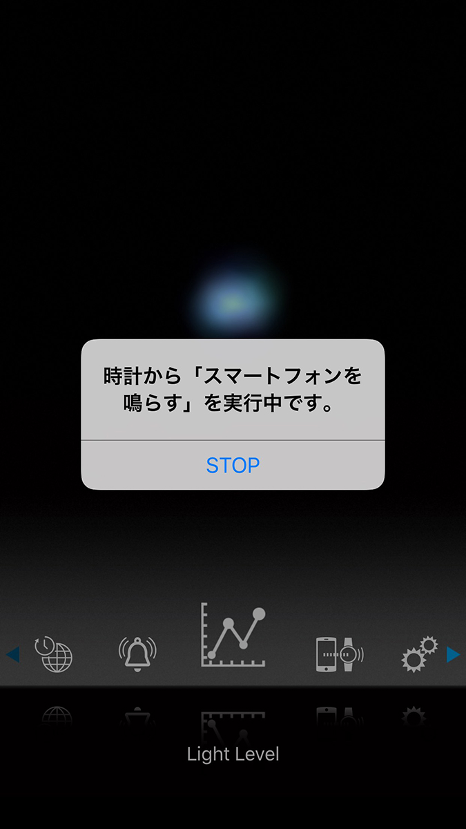 腕時計の2つのボタンを同時に長押しすると、スマートフォンが振動や音を発し、その「ありか」がわかりやすくなります（画像左）。腕時計にどの程度光が当たって発電したのかを、「日」「週」「月」の履歴として表示することもできます。