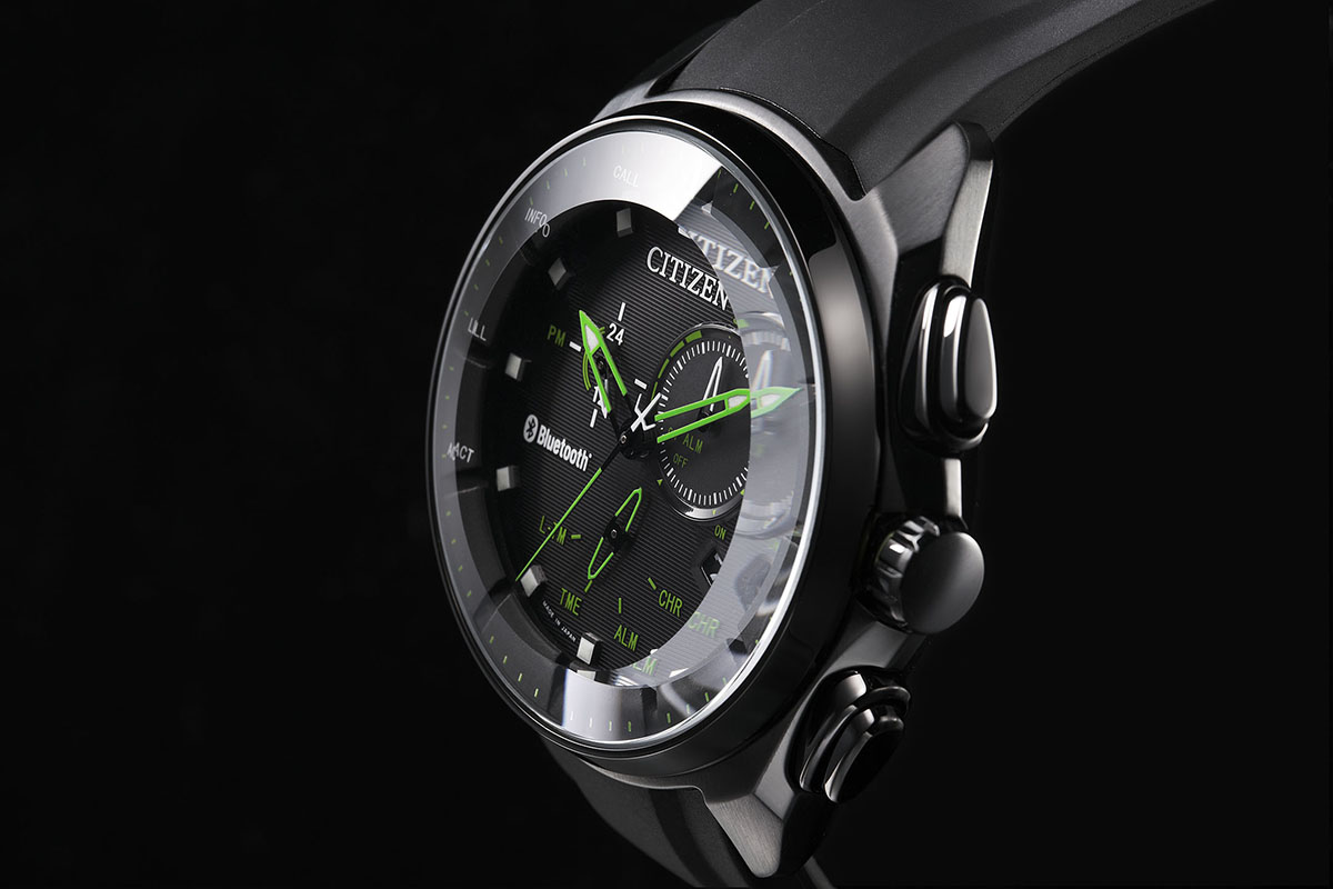 ゲンブツはかなり重厚感のあるアナログ文字盤の腕時計です。作りも超キレイ。シチズンは部品ひとつから自社生産できるスーパー本格派時計メーカーなので、こういう作りの良さや高級感はサスガ。カラーやバンドのバリエーションも増やして欲しい感じです。