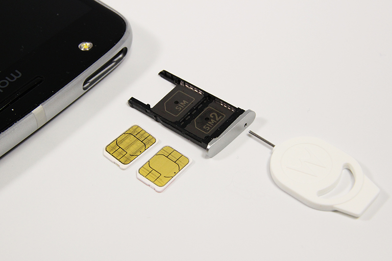 nano SIM 2枚（デュアルSIM）とmicroSDを同時に利用できる