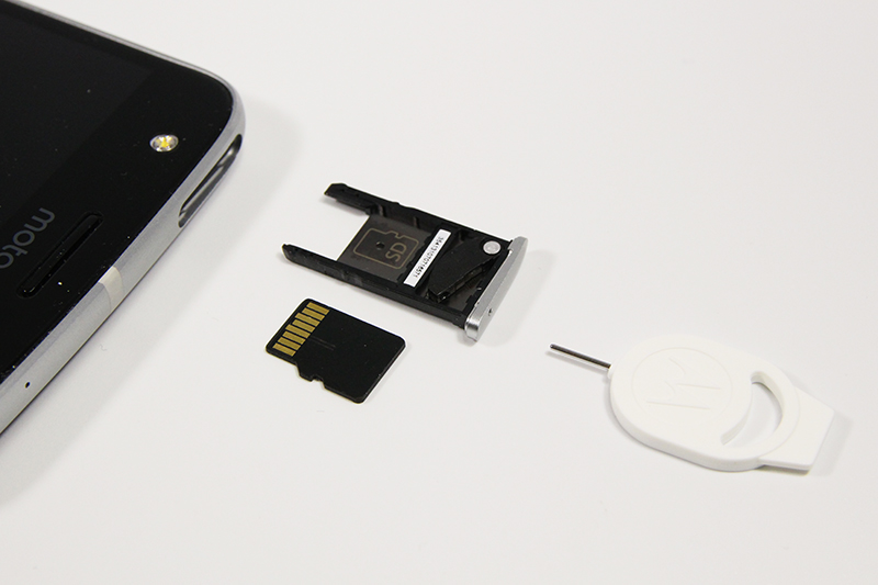 nano SIM 2枚（デュアルSIM）とmicroSDを同時に利用できる