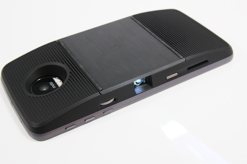 装着して画面を投影できる小型プロジェクター。854×480ドットで輝度は50ルーメン、ピント調整機能付き