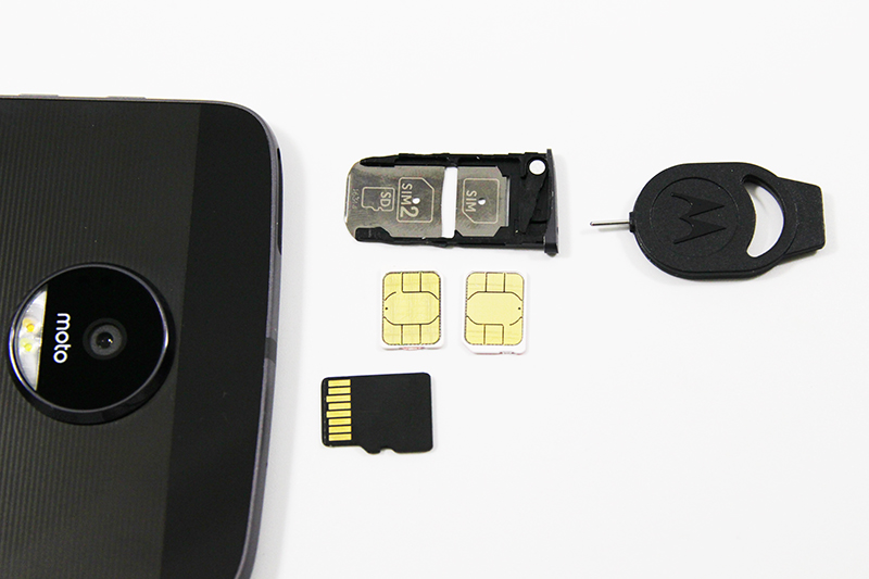 デュアルSIM対応。SIMスロット2はmicroSDと排他