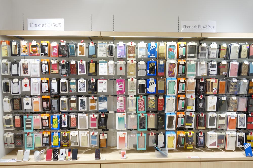iPhone 5系、iPhone 6系の販売コーナー。最新モデルでなくても取り扱うアクセサリー製品は多い