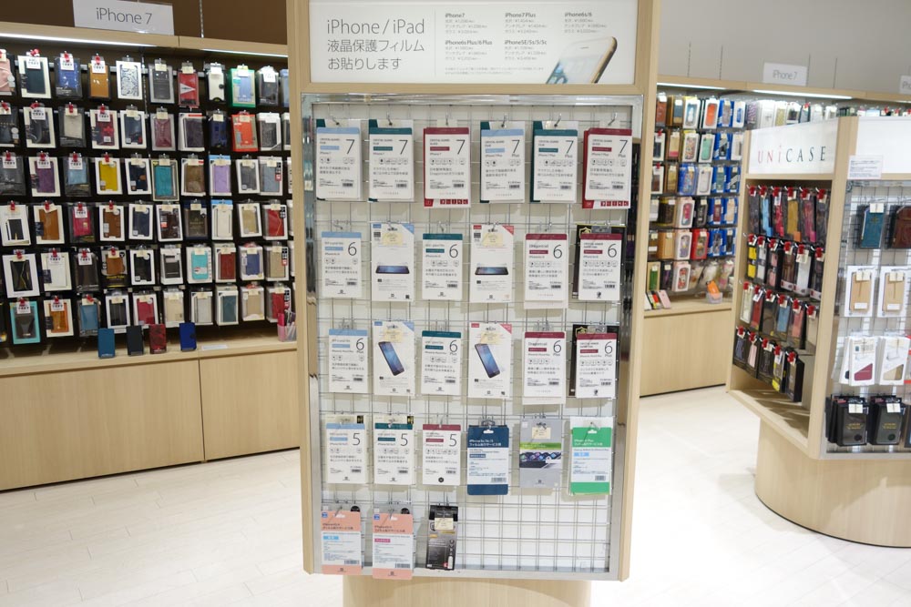 フィルム専用の棚。最下段にiPhone 4s/4向けフィルムもある
