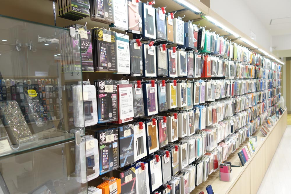 ここに写っている棚の約5分の3がiPhone 7、残りがiPhone 7 Plus。大きすぎて正面からだと全貌が撮れない