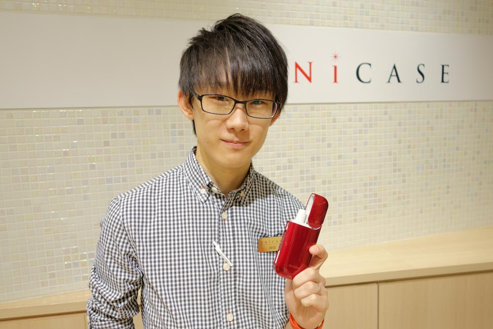 店舗スタッフ歴4年目の岡田店長。通算で2万枚以上のフィルムを貼ってきた達人である