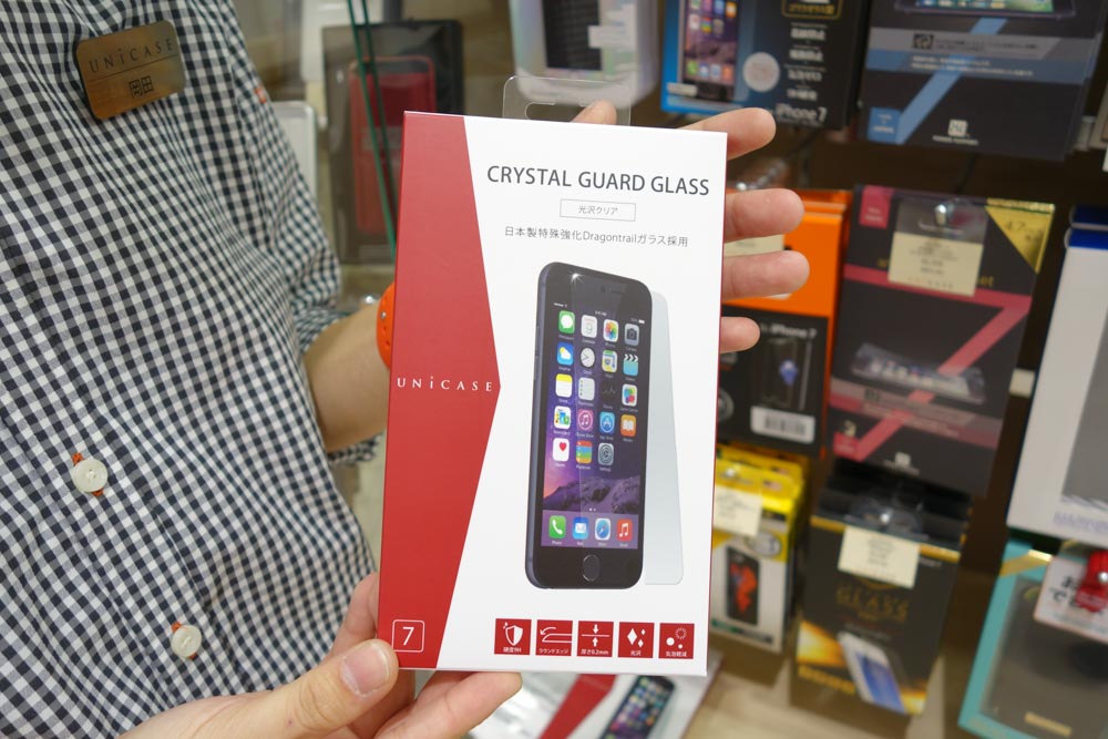 <a href="https://unicase.jp/iphone-goods/film/33387.html" class="n" target="_blank">UNiCASEブランドのガラスフィルム</a>。店頭で貼ってもらえるので、持ち帰る必要のないパッケージはわりと地味なデザイン
