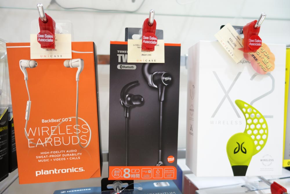 中央が<a href="https://unicase.jp/iphone-goods/audio/34128.html" class="n" target="_blank">TW1</a>。このタイプのBluetoothイヤホン製品が増えている