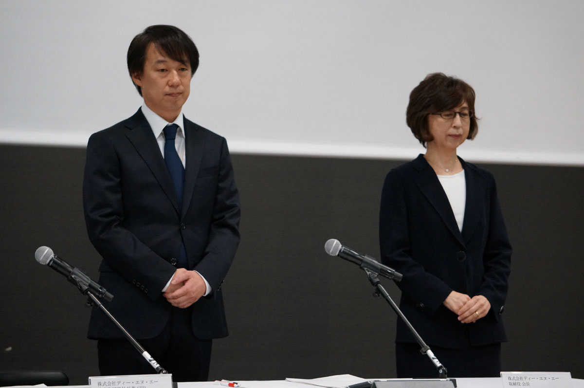 守安氏（左）と南場氏（右）