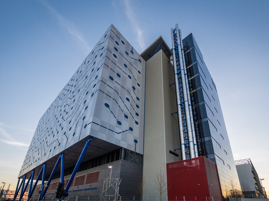 プリント基板のようなデザインの外壁を持つTELEHOUSE LONDON Docklands North Two