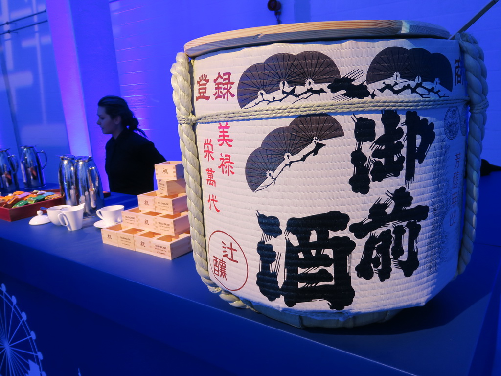 関係者のレセプションでは鏡割りが行なわれ、日本酒も振る舞われた