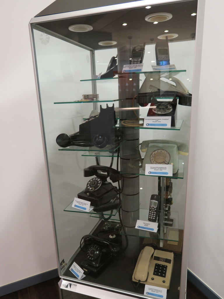 TELEHOUSE FRANKFURTのロビーには、かつてここで製造されていたBOSCHの電話機が展示されていた。1990年代終わりまで製造されていた携帯電話もある