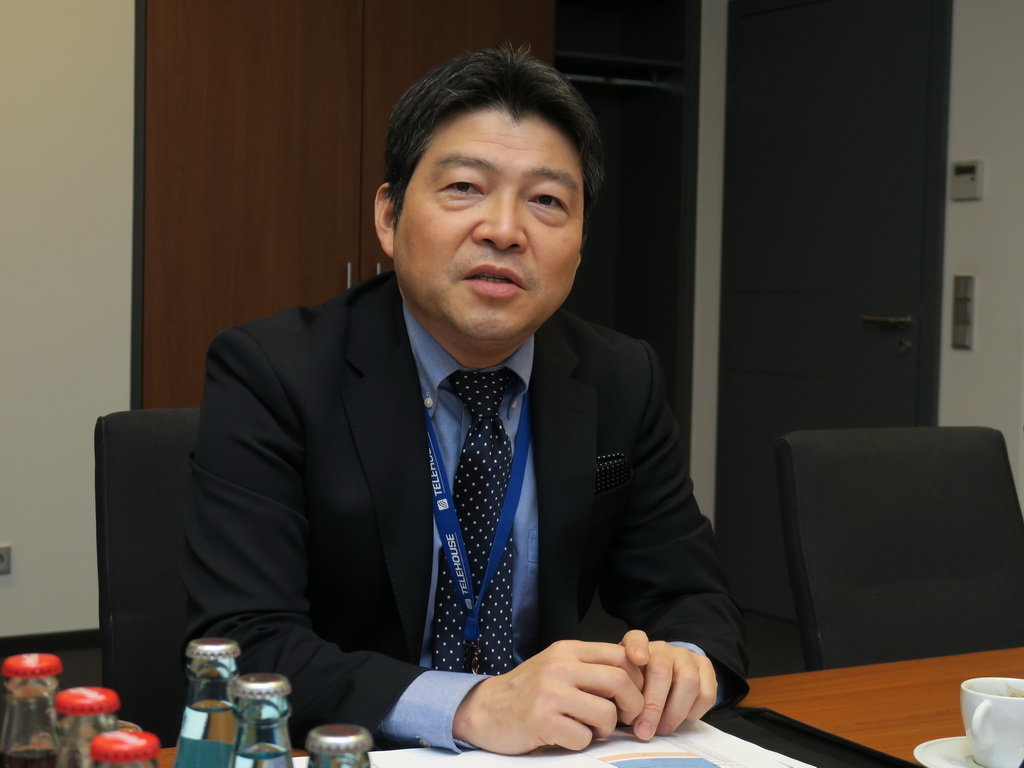 TELEHOUSE FRANKFURTの概要を説明するKDDIドイツ GmbH Managing Director兼TELEHOUSE Deutschland Co-CEOの杉山尚氏