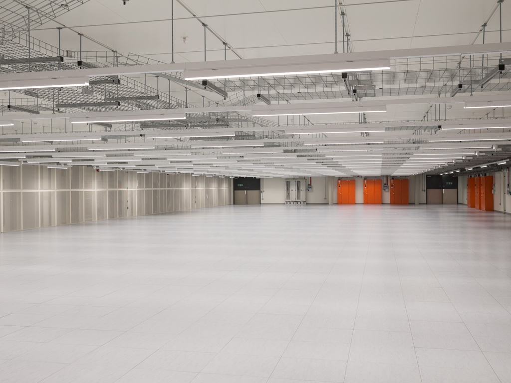 サーバーなどを設置する前の巨大なホール。中央部分に柱がない構造にも注目