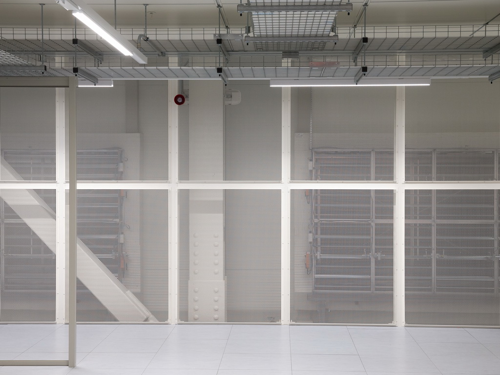 間接外気空調システムにより、冷却された空気が送り込まれるため、サーバーホールの壁面は網目のパネルを採用